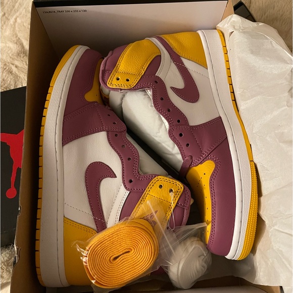 Men's Air Jordan 1 Retro High OG "Brotherhood" Bordeaux - Picture 1 of 3